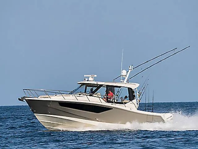 2026 Boston Whaler 405 Conquest — front three-quarter view