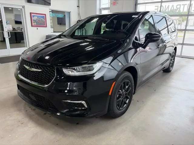 2025 Chrysler Pacifica Select in Diamond Black Crystal Pearlcoat — front three-quarter view