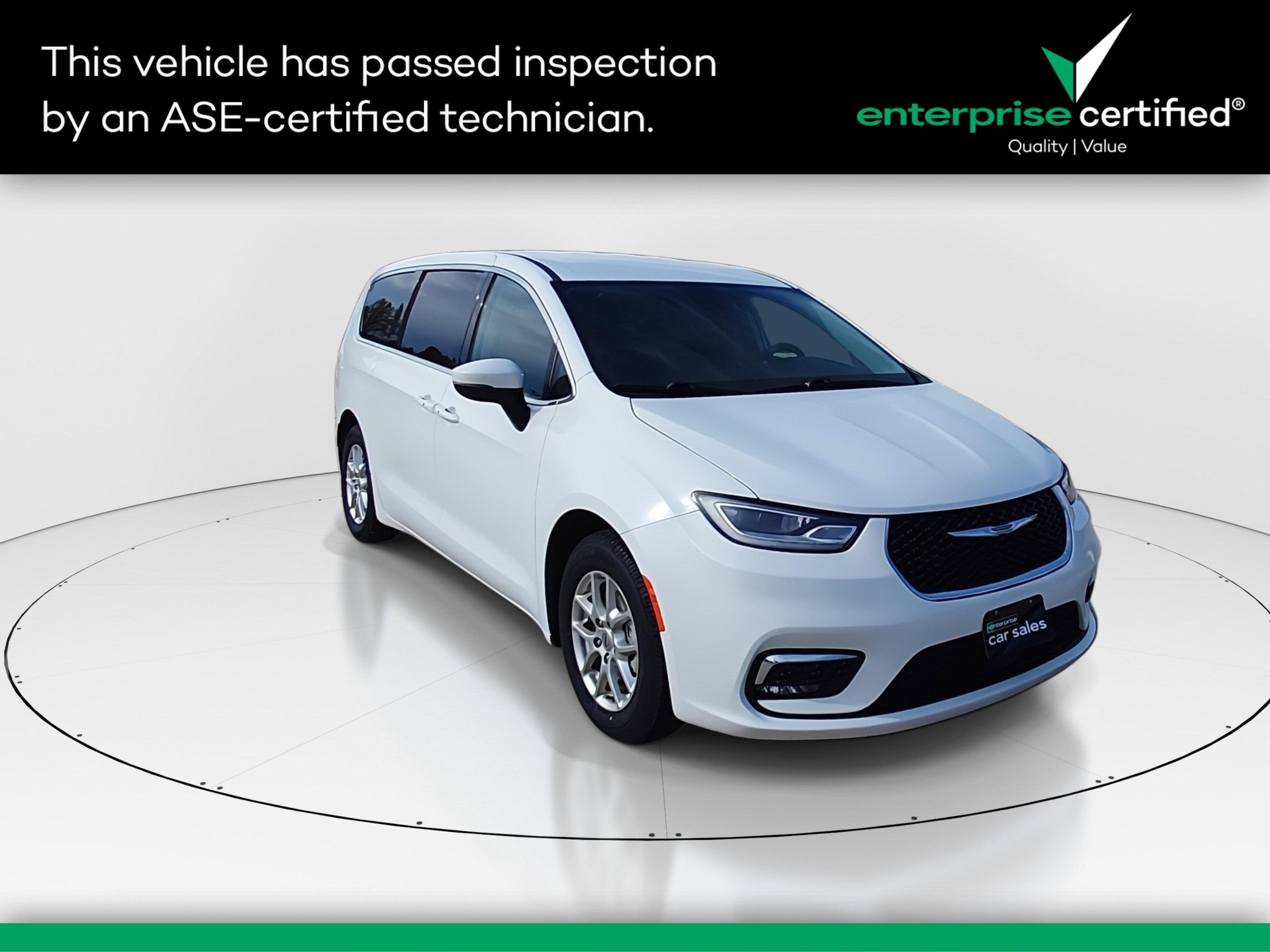 2023 Chrysler Pacifica Touring L FWD — front three-quarter view