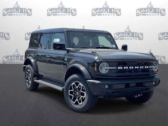 2026 Ford Bronco Outer Banks in Black — front three-quarter view