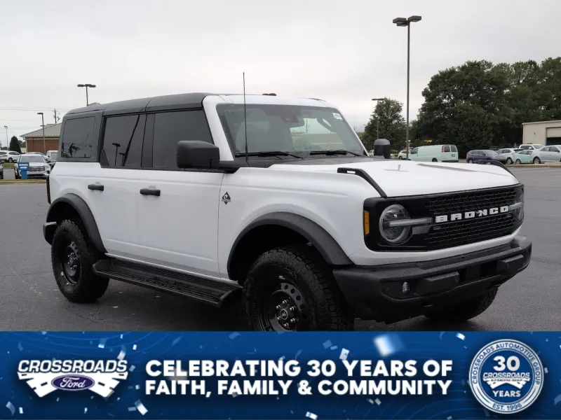 2026 Ford Bronco Outer Banks — front three-quarter view