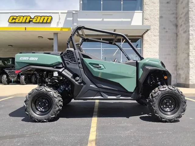 2026 Can-Am® Commander DPS 700 — front three-quarter view