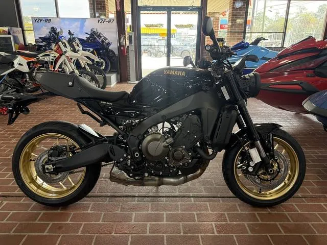 2026 Yamaha XSR900 — front three-quarter view
