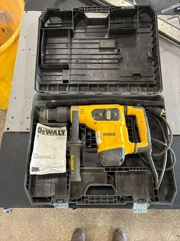 2018 DeWalt D25481K — front three-quarter view