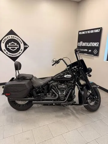 2023 Harley-Davidson® FLHCS - Heritage Classic — front three-quarter view