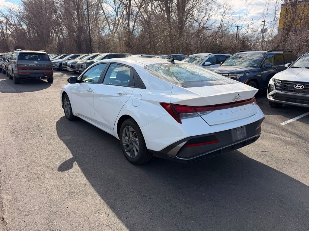 2024 Hyundai Elantra SEL — photo 7 view