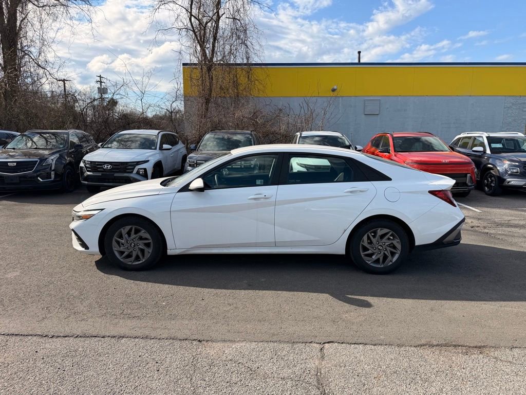 2024 Hyundai Elantra SEL — photo 8 view