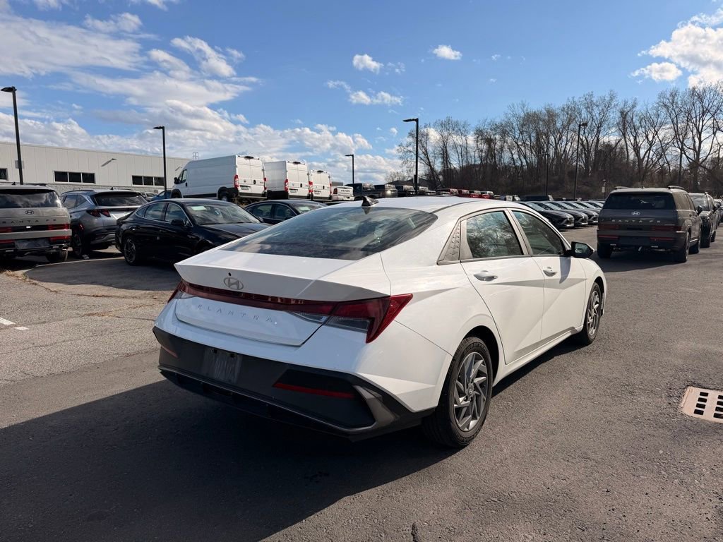 2024 Hyundai Elantra SEL — detail view
