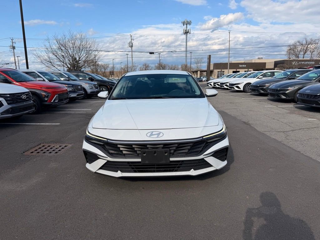2024 Hyundai Elantra SEL — photo 10 view