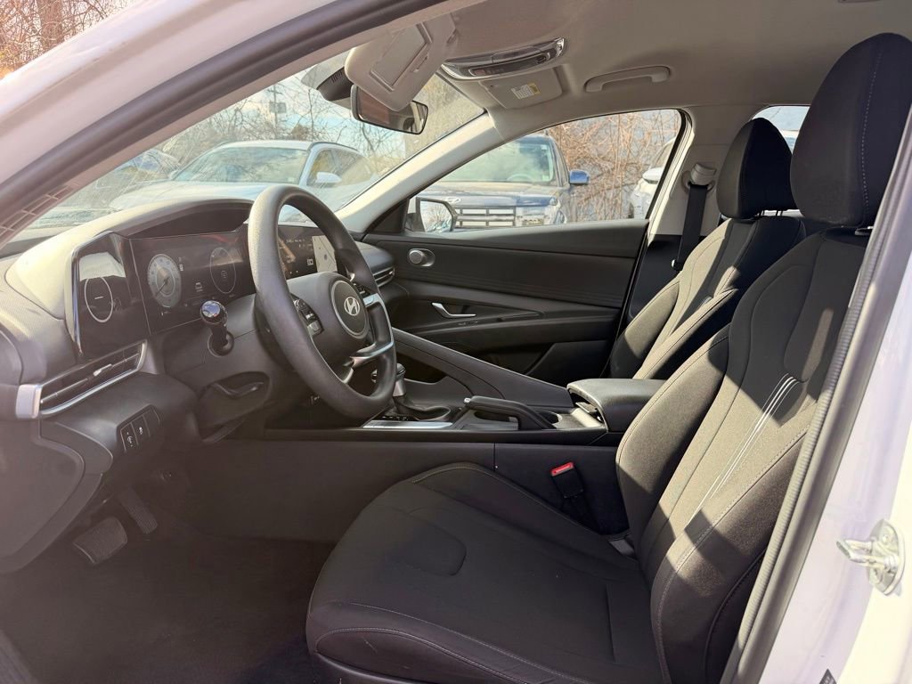 2024 Hyundai Elantra SEL — photo 12 view