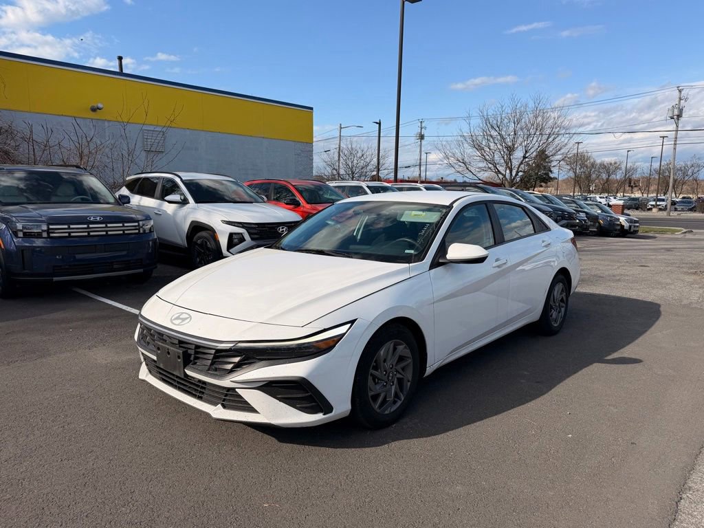 2024 Hyundai Elantra SEL — photo 9 view