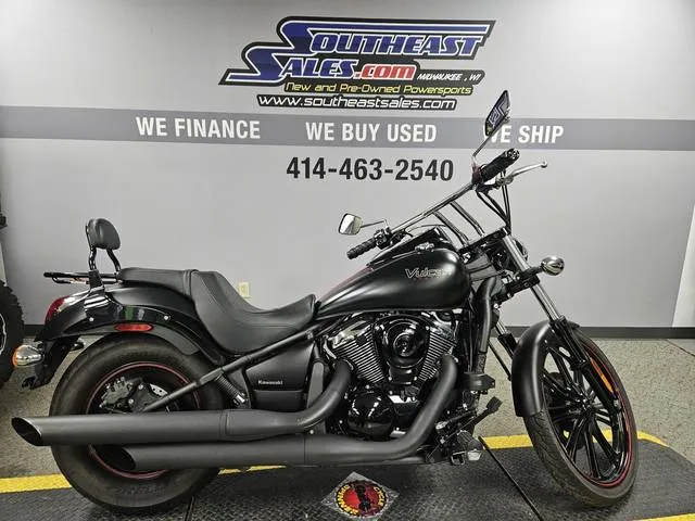 2011 Kawasaki Vulcan® 900 Custom SE — front three-quarter view