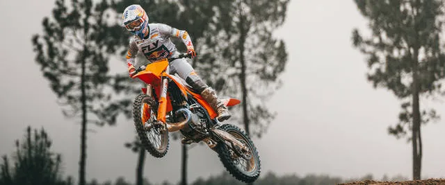 2025 KTM 125 SX — front three-quarter view