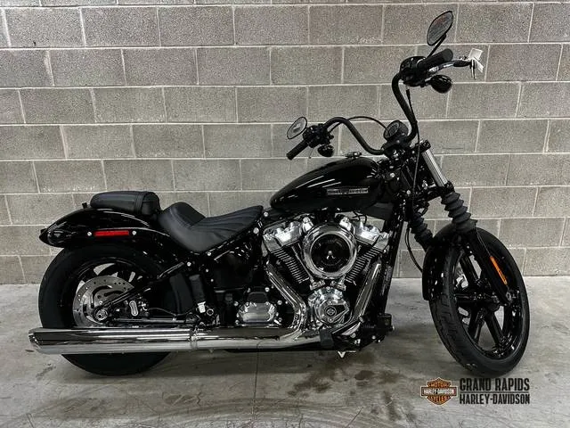2025 Harley-Davidson® FXBB - Street Bob® — front three-quarter view