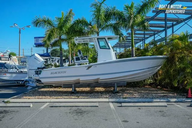 2025 Blackfin 262HB — front three-quarter view