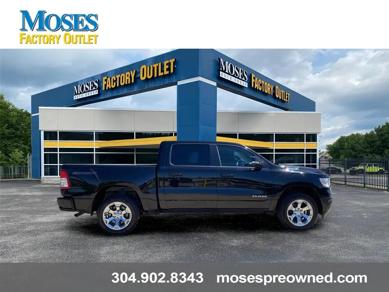 2022 RAM 1500 Big Horn in Diamond Black Crystal Pearlcoat — front three-quarter view
