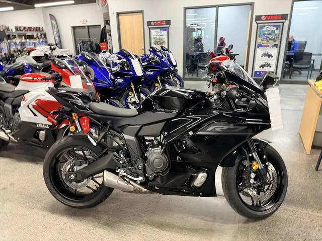 2026 Yamaha YZF-R7 — front three-quarter view
