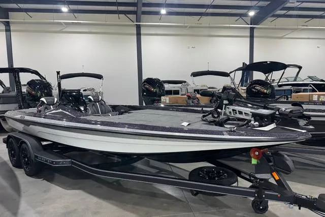 2026 Skeeter ZXE21 — front three-quarter view