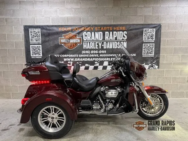 2019 Harley-Davidson® FLHTCUTG - Tri Glide® Ultra — front three-quarter view