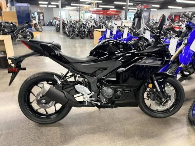 2026 Yamaha YZF-R3 — front three-quarter view