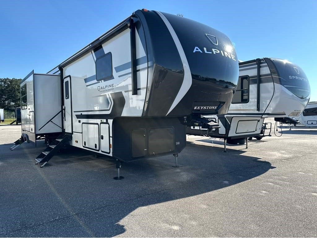 2026 Keystone Alpine Avalanche Edition — front three-quarter view