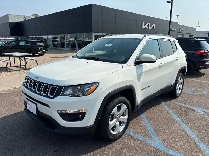 2018 Jeep Compass Latitude in White Clearcoat — front three-quarter view
