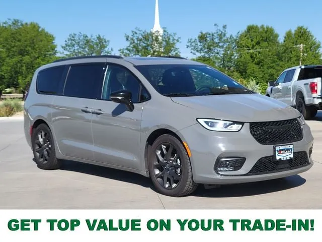2025 Chrysler Pacifica Limited in Ceramic Gray Clearcoat — front three-quarter view