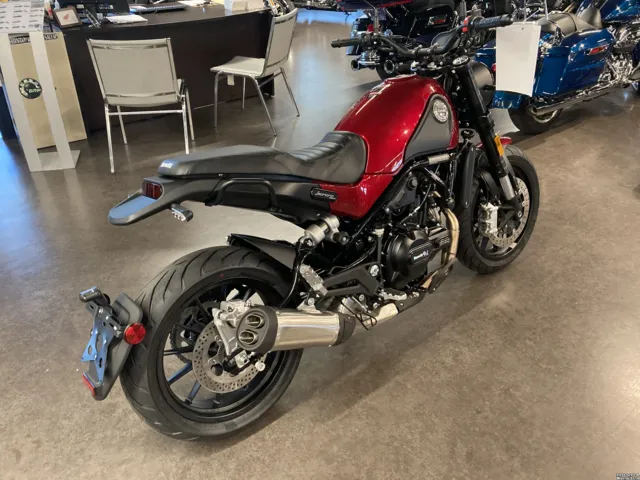2022 Benelli Leoncino — front three-quarter view