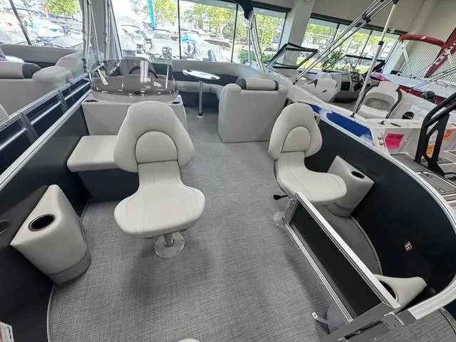 2026 Sylvan MIRAGE 818 FISH — front three-quarter view