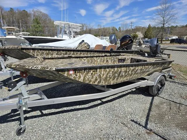 2025 Avid Boats 16 Commander — front three-quarter view