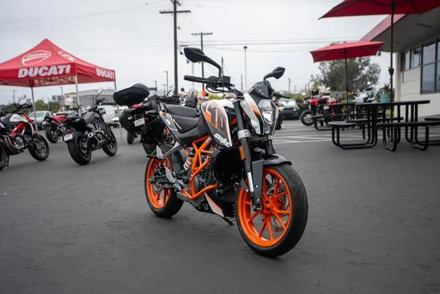 2015 KTM DUKE 390 — front three-quarter view