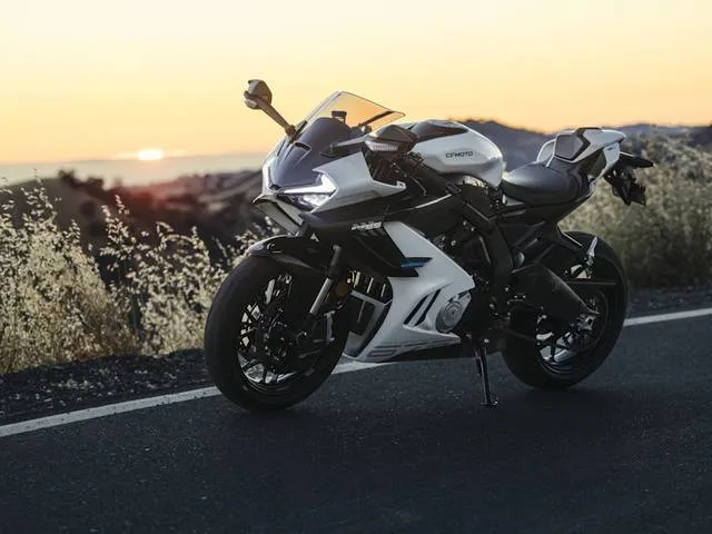 2026 CFMOTO 675SS — front three-quarter view