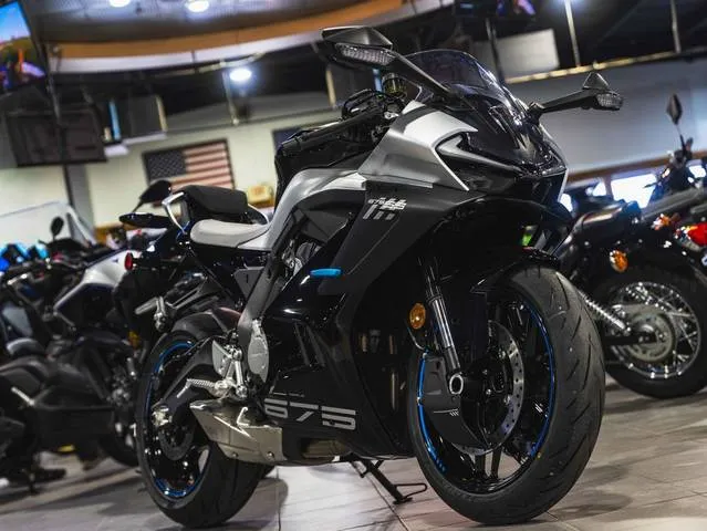 2026 CFMOTO 675SS — front three-quarter view