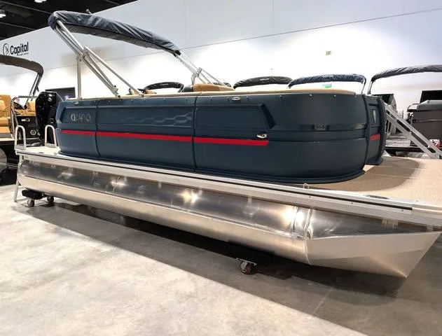2025 Avalon 2185 Aura QL — front three-quarter view